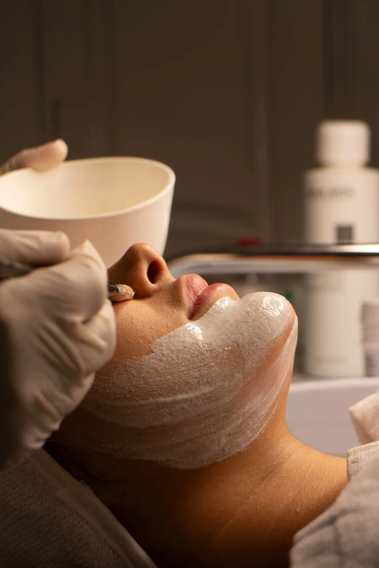 Gesichtsbehandlung Leverkusen – Pflegemaske wird bei Miriam Cosmetics in Hitdorf mit dem Pinsel aufgetragen