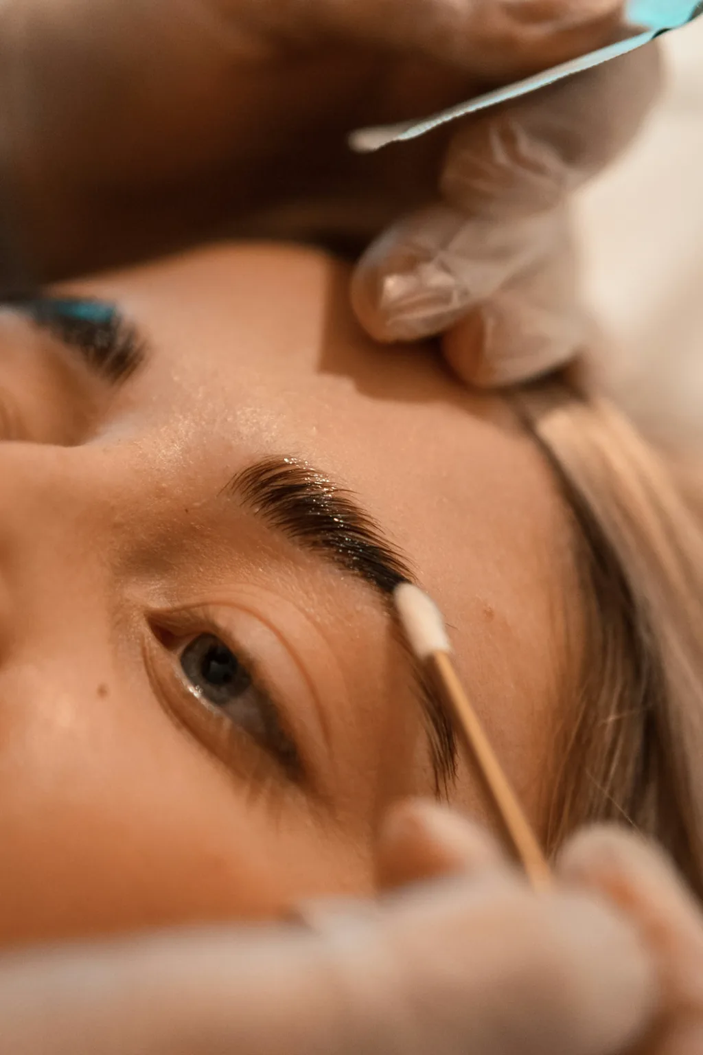 Browlifting Leverkusen – Augenbrauen Lifting in Leverkusen: frisch geformte und gefärbte Brauen bei Miriam Cosmetics